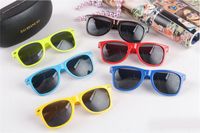 Wholesale Trend Womens and Mens Modern Beach Sunglass Plastic Classic Style Sunglasses Many colors to choose Sun Glasses