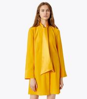 shelkovaya-kiska-v-belom-shelke-paltsami-nozhkami