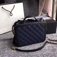 Wholesale 2018 women Fashionable beautiful bag shop promotional activities buy more bags to send gifts free ship of mail time discount