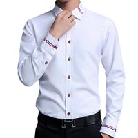 hombres con camisa rosa