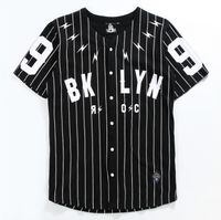 playera blanca con rayas negras hombre