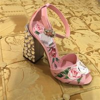 En Chaussures À Gros Talons Fleuries Hauts Vente 2019 Vrac vnN80mw