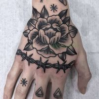 étanche Autocollants De Tatouage Temporaire Fleur Symbole Triangle Retour En Tatouages à La Main Faux Tatouage Flash Tatoo Pour Fille Femmes Hommes