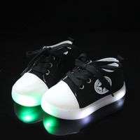 Wholesale New LED shoes children Spring Autumn running lace up kids sneakers high quality glowing fashion baby girls boys shoes