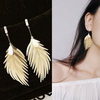 Wholesale European style golden feather temperament pendant earrings women long pearl wild clothing accessories earrings Needles earrings