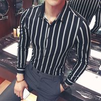 camisa blanca con rayas negras hombre