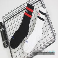 Wholesale Vetements Socks Mens Socks Teenager Hip Hop Style White Black Long Sockings Letter Embroidery Athletic Leg Warmers Stripe Socks