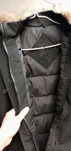2012Downjack2021 van het Italiaanse merk van het Italiaanse heren met afneembare zakken en bontkraag van een hooded donsjack. Lichtgewicht donzen jas in WM