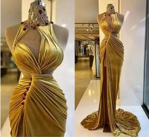 Gold Velvet Prom -jurken Ruches Long Sweep Train Mermaid Evening feestjurken zij Slit High Neck Crystals Beading Arabisch Robe de Soiree