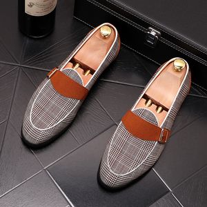 Europese stijl luxe witte schoenen puntige su￨de monnik riem mannen feestkleding schoenen zacht lederen modeontwerpers flats sneakers
