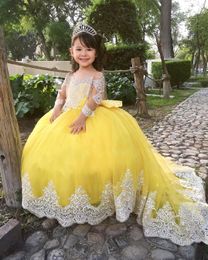 Amarillo con apliques blancos vestidos de concurso de niñas princesa una línea de hombros mangas largas con big sash back back girls flowing bechera de fiesta de cumpleaños bc18502