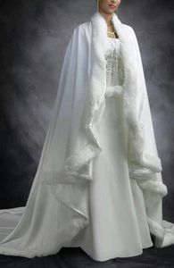 Nieuwe goedkope Vintage Bruids Cape Ivory White Wedding Cloaks Faux Bont voor Winter Chrismas Wedding Bridal Wraps Bridal Cloak Court Train Capes