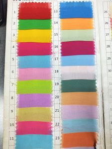 2020 échantillons de couleurs disponibles avec différents matériaux de tissu mousseline de soie satin tulle velours dentelle élastique satin taffetas organza en stock