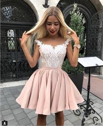 Elegantes mangas casquillo transparentes Satén Una línea Vestidos de fiesta 2019 Apliques de encaje de tul Hasta la rodilla Fiesta corta Vestidos de baile BC1962