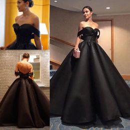 Gorgeous Black Off Shoulder Vestidos de noche 2017 Satin Ball Gown Lentejuelas con cuentas Backless Prom Dress Arabia Saudita Vestidos de fiesta formales