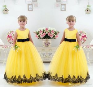 Preciosos vestidos de fiesta de princesa amarillos con mangas cortas, cuello redondo, falda hinchada, Apliques de encaje, vestidos de desfile para niñas de flores