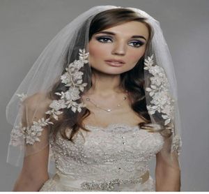 2015 Moslim Arabische bruidssluiers Wit ivoor Korte Vintage bruiloft Bridale Veil ellebooglengte Twee laag kralen Lace Champagne App7924640