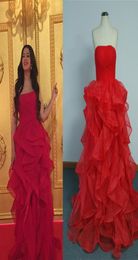 2015 vestidos rojos baratos de la celebridad una línea sin tirantes niveles falda palabra de longitud vestidos de noche de la alfombra roja real Pos5675628