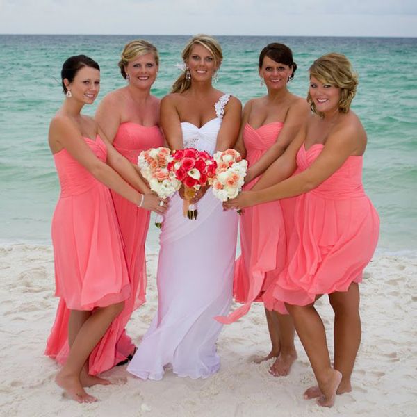 Vestidos de dama de honor de playa elegantes de verano Vestidos de dama de honor cortos de color rosa intenso Vestidos de novia de gasa Vestido de fiesta de boda de dama de honor Coral