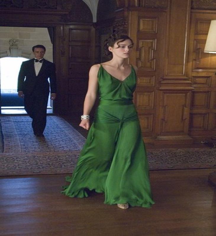2016 Kefaret Zümrüt Yeşil Ünlü Elbiseler Keira Knightley Fırfır Şifon Spagetti Strap Seksi Sırtsız Mütevazı Formal Akşam 5826053