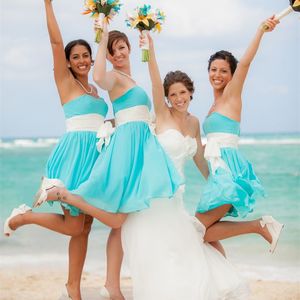 2016 Vestidos de dama de honor cortos de gasa azul sin tirantes vestido longo con lazo blanco Vestidos de fiesta Longitud de rodilla Barato Personalizado en línea