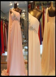 2016 Charmant Een Schouder Roze Chiffon Bruidsmeisjekleding Empire Taille Ruches Kralen Goedkope Bruidsmeisjesjurk Met Sjaal5357054