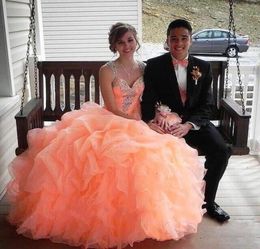 2016 Coral Coral Quinceanera Robes de bal avec Crystal Sweetheart transparent illusion avec perles Ruffles Organza 16 Prom Gow7706935