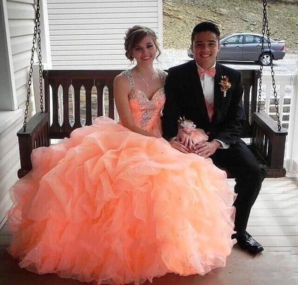 2016 CORAL CORAL CORAL QUINCEANERA Vestidos de pelota con novias de cristal Sheer Illusion Back with Beads Ruffles Organza 16 Prom Gow7706935