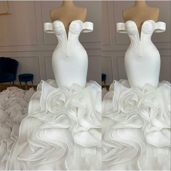 2021 Vestidos de novia de sirena de lujo Vestido de novia formal Cariño Fuera del hombro Ojo de cerradura Tren de la catedral Organza Volantes Botón en niveles Espalda Tallas grandes robe de mari￩e