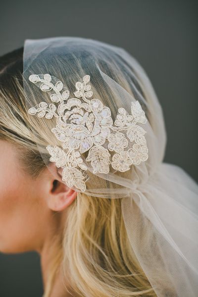 Alta calidad Superventas Romántico Fingertip Redes y flores de color champán Pearl Cut Edge Veil Piezas de cabeza nupcial para vestidos de novia