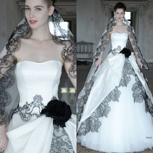 2016 hot verkoop gotische trouwjurken met gratis sluier sexy sweetheart nek zwart kant applique wit een lijn backless tule corset bruidsjurken