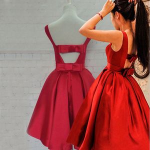 Mooie rode homecoming jurken korte prom feestjes bateau halslijn mouwloze satijnen jurk gesneden open rug met bogen op maat gemaakt