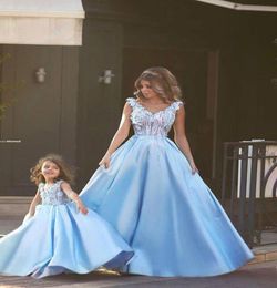 2016 Mère et fille des robes de bal Robe de bal princesse V Neck Lace Appliquée Illusion Bleu Over Nude Colyage Train Mom Prom3895398
