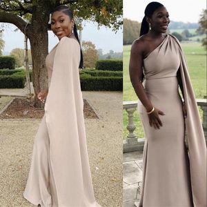 2021 Robes de demoiselle d'honneur sirène nue africaine sexy pour les mariages avec cape une épaule grande taille fête balayage train robes de demoiselle d'honneur fermeture éclair dos élastique satin