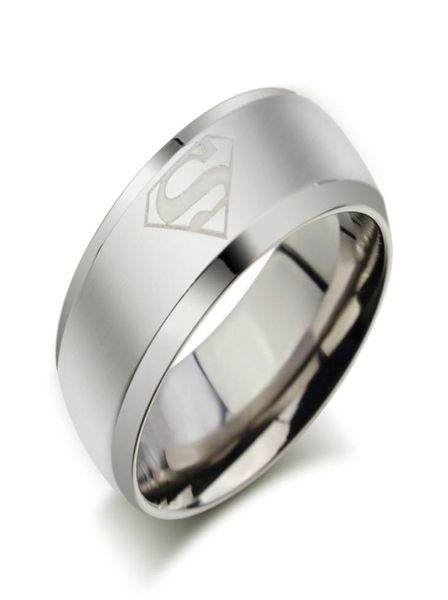 2016 Nueva Moda Anillo de Superman de plata Multicolor 8 mm Anillos de Boda de Acero Inoxidable Joyería para Mujeres y Hombres 6878650