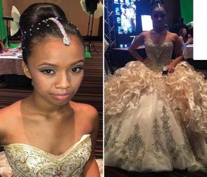 2016 Nouveau luxe Bling Rhingestone Crystals Quinceanera Robes broderies Sexy Gold Organza Sweet 16 Ruffles Formal Prom Ball Party2055486