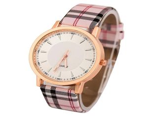 2016 New Quartz Watch Femmes Lentins de luxe Lenses en cuir Pu Le cuir Strap Fashion Sports Femmes OL Watches 3 Couleurs Choisissez8896711