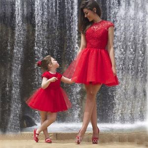 Populaire Mère Fille Robe Formelle Rouge Court Robes De Fille De Fleur Jewel Neck Cap Manches Dentelle Puffy Tulle Jupe Dos Ouvert Robes De Soirée