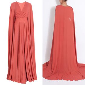 Lente bescheiden moslim lange jurk koraal chiffon avondjurken Een lijn Surplice v-hals Prom-jurken met Cape Sweep Trein op maat gemaakt