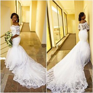 2020 Vestidos de novia de sirena baratos africanos con hombros descubiertos Medias mangas Apliques de encaje Tren de la capilla Vestido de novia formal con botones de talla grande