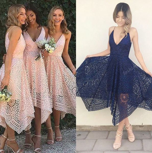 2017 Asymétrique Haute Basse Boho Rose Robes De Soirée De Bal En Stock Marine Foncé Col En V Robes De Demoiselle D'honneur Courtes Bohème Dentelle Robe D'invité De Mariage