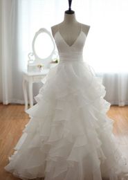 Strand trouwjurk A-Line Organza V Neck Spaghetti Backs Backless Ruffles Tiered Sexy Bridal Wedding Gown Court Train