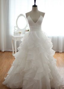 Strand trouwjurk A-Line Organza V Neck Spaghetti Backs Backless Ruffles Tiered Sexy Bridal Wedding Gown Court Train