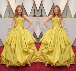 2017 vestidos de celebridades sin tirantes amarillo una línea de vestidos de alfombra roja sin mangas vestidos de noche espalda con cremallera con gradas con volantes por encargo vestido de fiesta