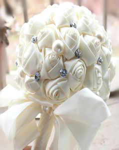 2017 Barato Cream Bodal Boded Bouquets Pearls Rhinestone Artificial Bridal Bouquets Beads Satin Rose Bridesmaid Flowers4291268