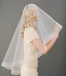 2017 goedkope s Bruidssluier 15 m witte bruidsaccessoires met enkele tule rand 7880334