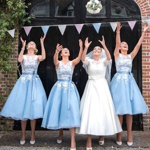2017 goedkope hemel blauwe korte bruidsmeisje jurken witte kant applique juweel hals sjerp meid van eer jurk puffy tule mooie bruiloft gasten jurk