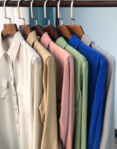 2020 Classics Lange Mouwen Turn-Down Collar Effen Kleur 100% Echte zijde met dubbele zakken Lady Top Blouse Dames Blouses Shirts