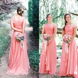 Coral Bridesmeisje Jurk Land Bruiloft Lange Bruidsmeisjes Jurken Dames Formele Jurken Kant Cap Cap Sleeves Maid of Honour Jurk Ruched Chiffon