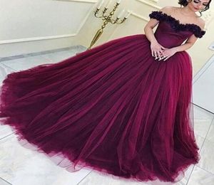 2017 Robe à balle rouge foncé Quinceanera robes sur les plis épaules en tulle arabe Dubaï sexy robes de fête formelle de soirée personnalisée MADE4449483